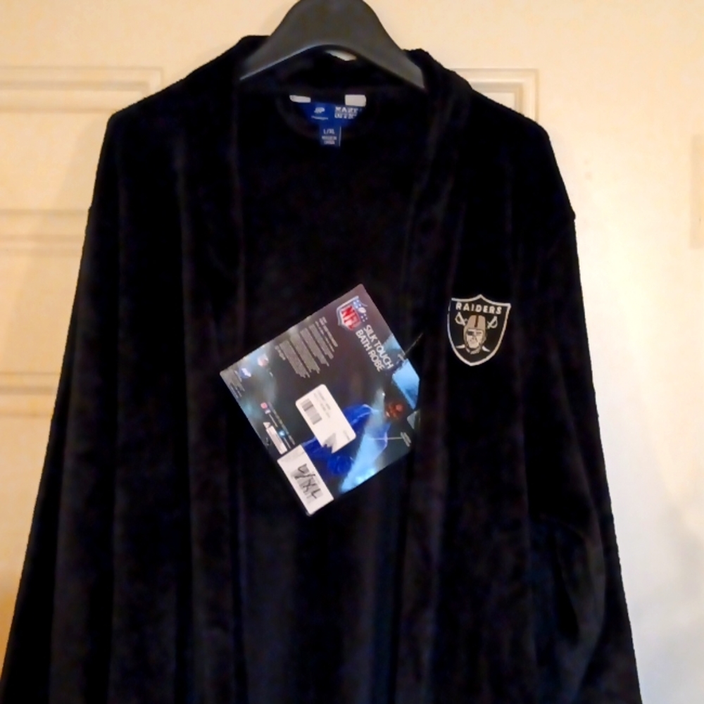 Men's robe, Raiders
